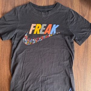 Nike Kids Black 'Freak' Giannis Antetokounmpo basketball t-shirt
